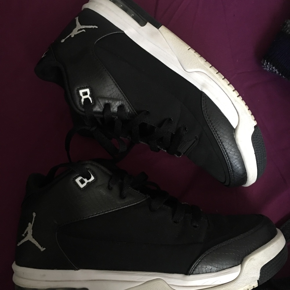 Jordan Flights great condition 6.5 Youth blk/white
